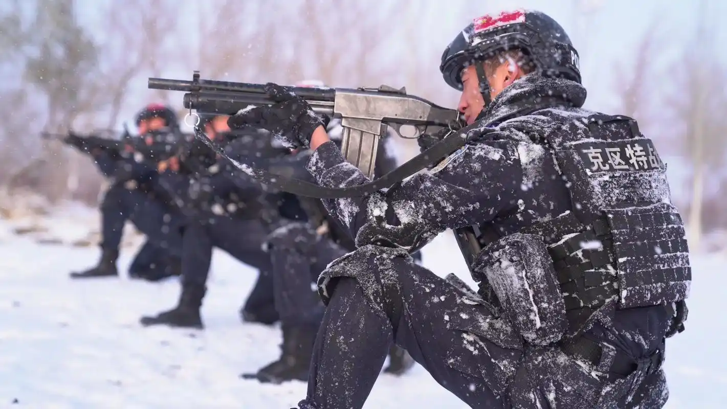 雪地练兵.为锤炼特战队员心理素质和小组协同作战能力,此 - 抖音