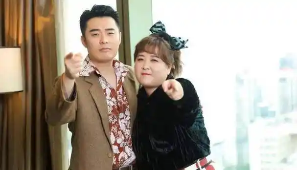 孙集斌不断在背后默默的支持着本人的妻子,胖胖的他和贾玲看起来的确