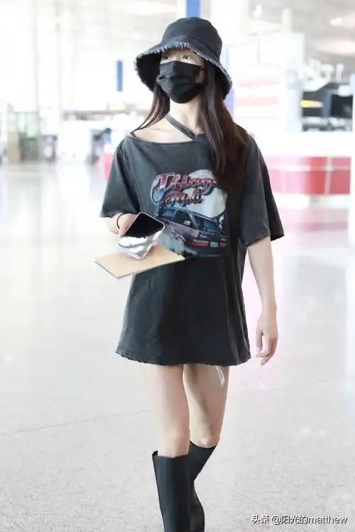 街拍:刘些宁身穿宽松t恤,脚踩高筒靴秀好身材