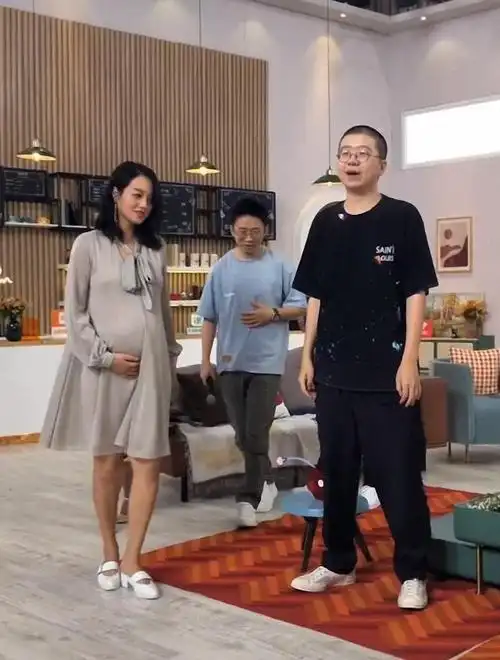 朱丹怀二胎6月还上节目,穿宽松孕妇装状态好,脸蛋圆润小腿纤细