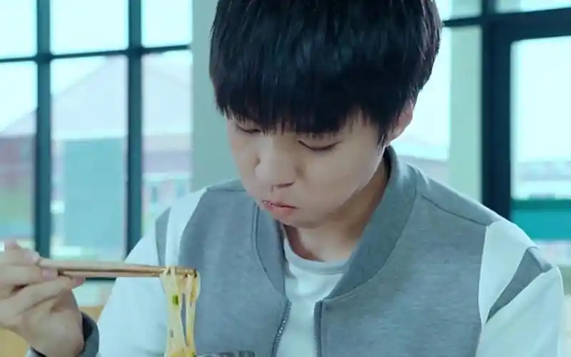 小鲜肉吃戏,王俊凯倒满辣椒的面条照吃不误,关晓彤牛排一口塞!