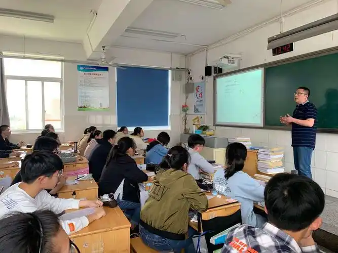 骨干展风采引领促成长平潮高中开展备课组长示范课活动
