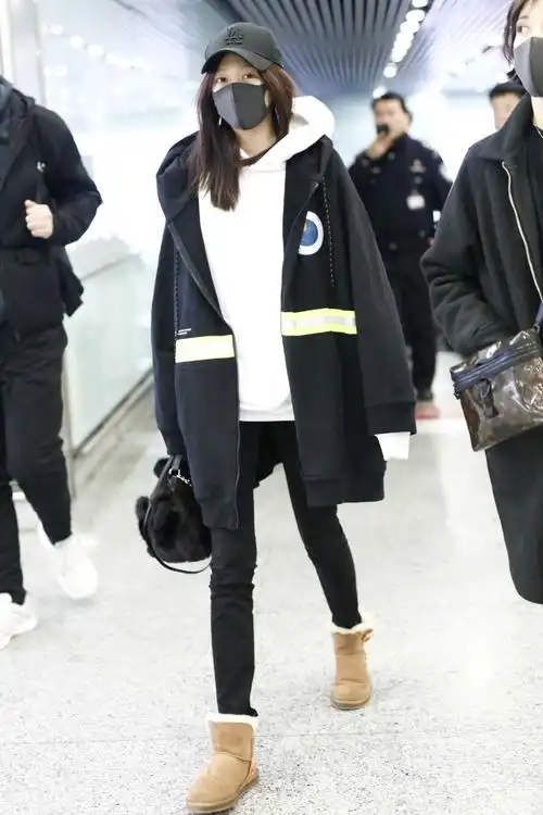 关晓彤穿黑色卫衣内搭白色卫衣现身机场,戴棒球帽和口罩遮捂严实