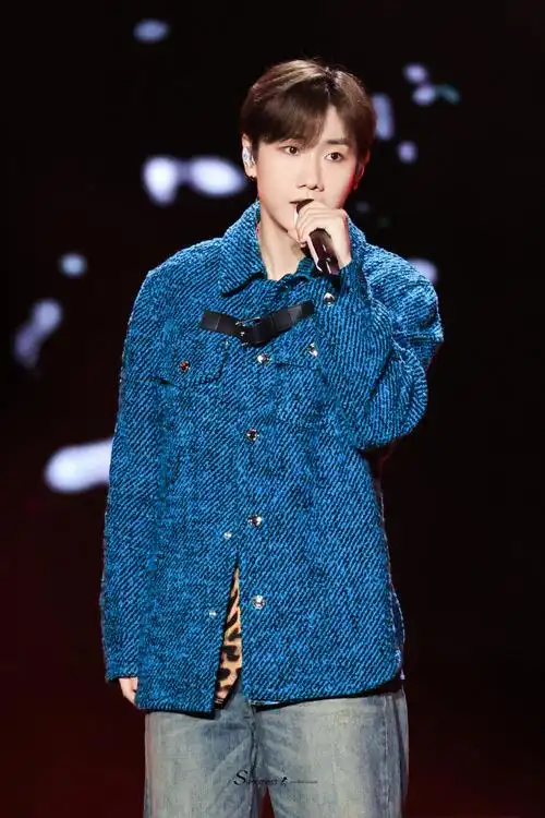 #汪苏泷实体专辑21世纪罗曼史##小杨哥演唱会#