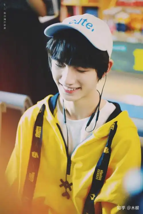 谁有丁程鑫戴帽子很英气很帅的图片