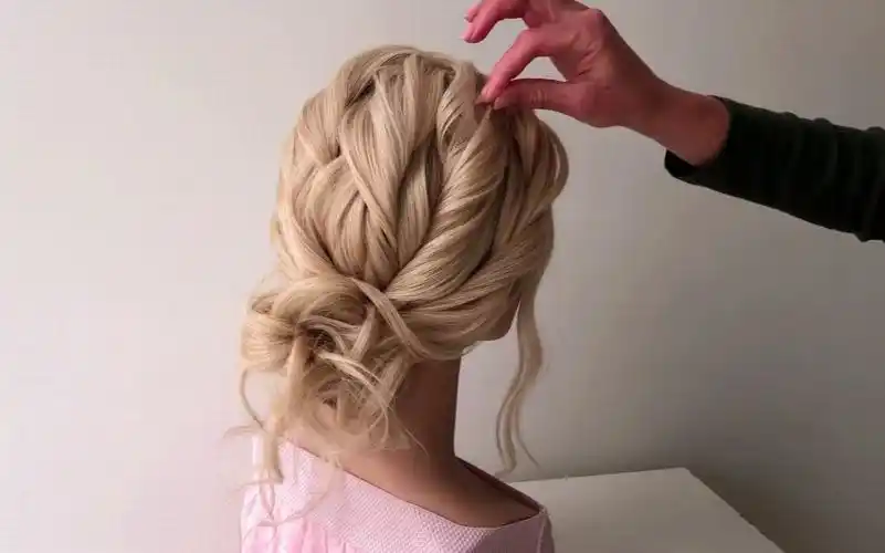 俄罗斯造型师编发扭转后髻新娘发型教程