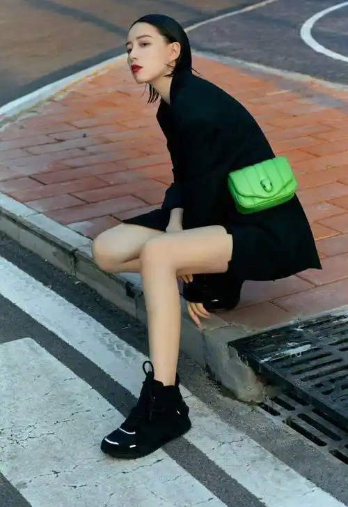 当面吐槽李斯丹妮腿粗,还嫌弃她脚脖子丑被群嘲_岳岳_节目_观众