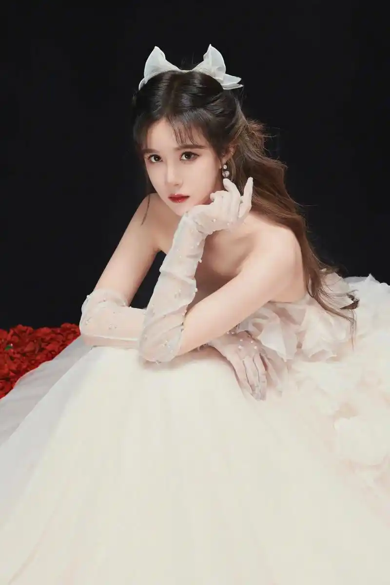 一起来看看段艺璇的公主风写真.纯白色的裙装,可爱的蝴蝶结