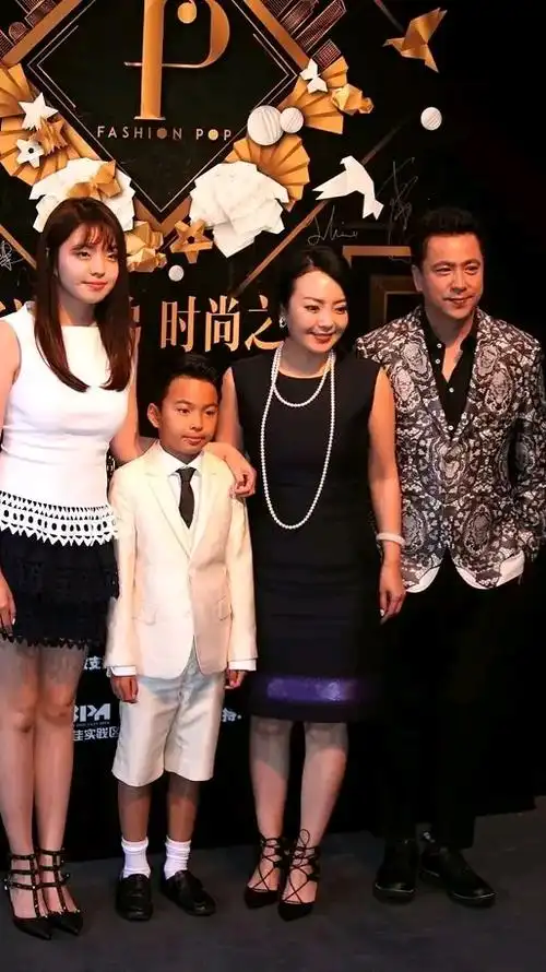 搞笑段子剧#王中磊一家四口同框,女儿像妈儿子像爸,王文也穿修身裙比