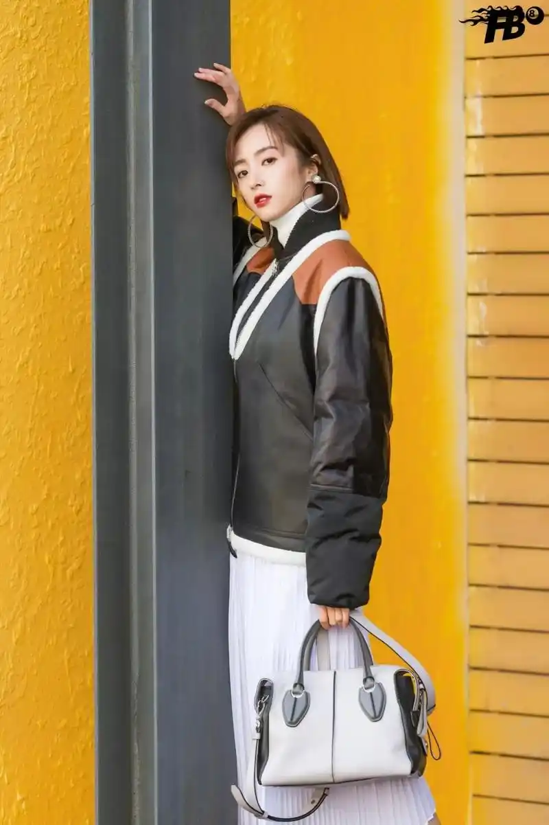 唐人星画胡冰卿街拍挑战大耳饰明朗从容演绎冬日时尚