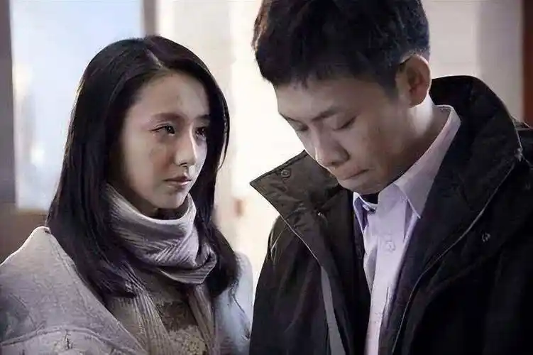 看着病床上气若游丝的郭娜,张译再也忍不住了,趴在女友的床前便哭了