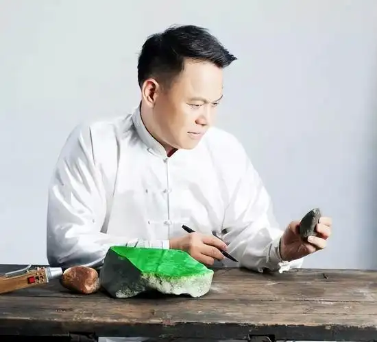 自幼酷爱绘画,书法和雕塑,师从中国雕塑终身成就奖泰斗潘鹤,微雕大师