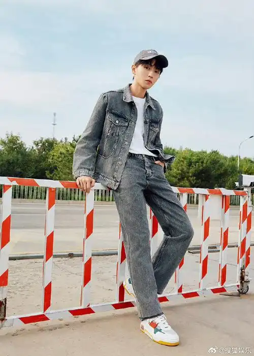 王俊凯巴黎时装周#第二套look,戴上墨镜是霸气大帅哥,脱下墨镜戴上