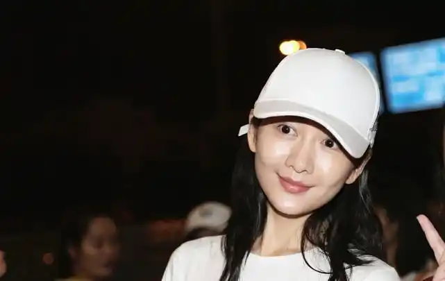 王鸥真有一种"如沐春风"感,素颜的脸蛋很饱满,脸上还泛油光