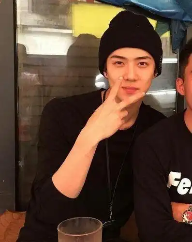 谁也不能阻挡!吴世勋手放口袋里也要比v