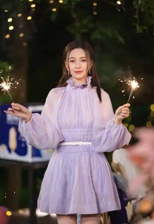 大陆女星沈梦辰自选美比赛出身,有着甜美,清新的外型,除了转型演员