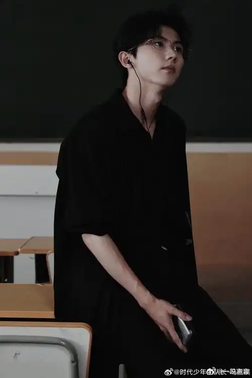 马嘉祺请把眼镜焊在脸上##马嘉祺黑衬衫vs白衬衫