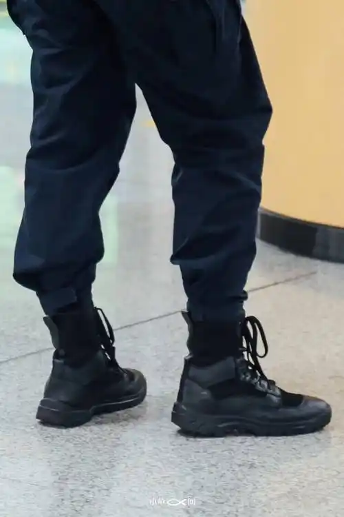 男生穿高跟,光脚就出门?