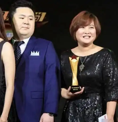 真相大白难怪贾玲结婚6年从不晒老公看到他的健身照后这颜值谁敢晒啊