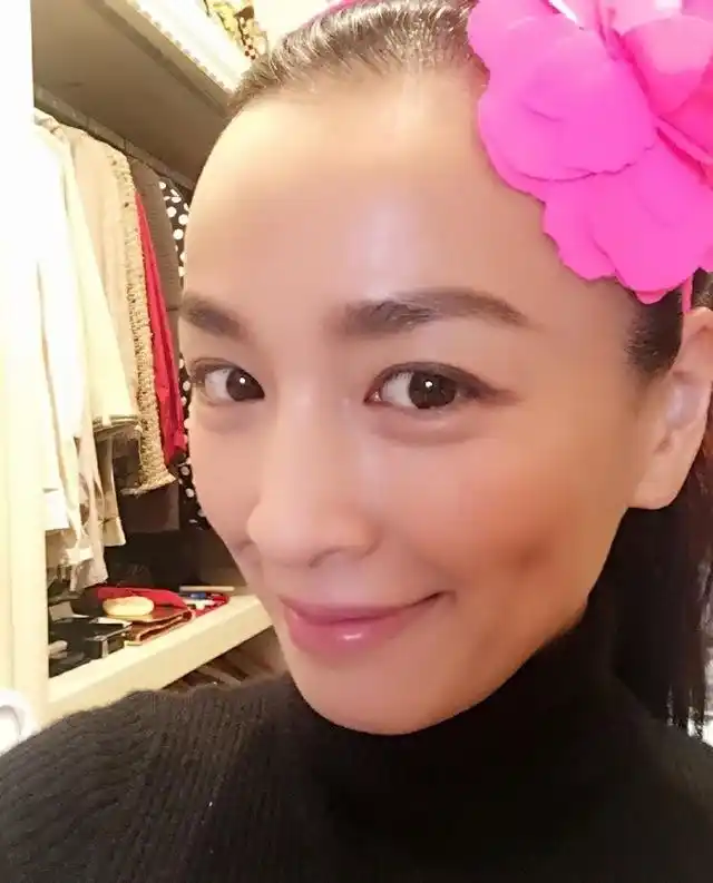 演技精湛被称为酒窝美女,46岁张庭素颜美貌不减当年