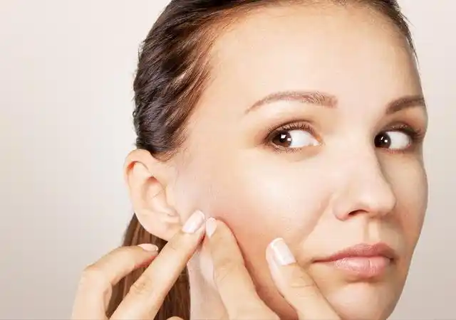 增长,体内的胶原蛋白都会不断的流失,导致面部皮肤出现松弛下垂的现象