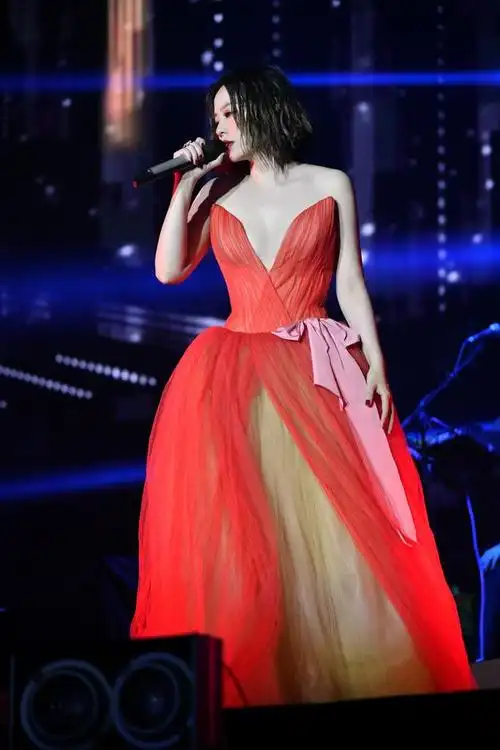 张靓颖终于变性感了,低扎发搭配深v长裙优雅妩媚,气质令人惊艳