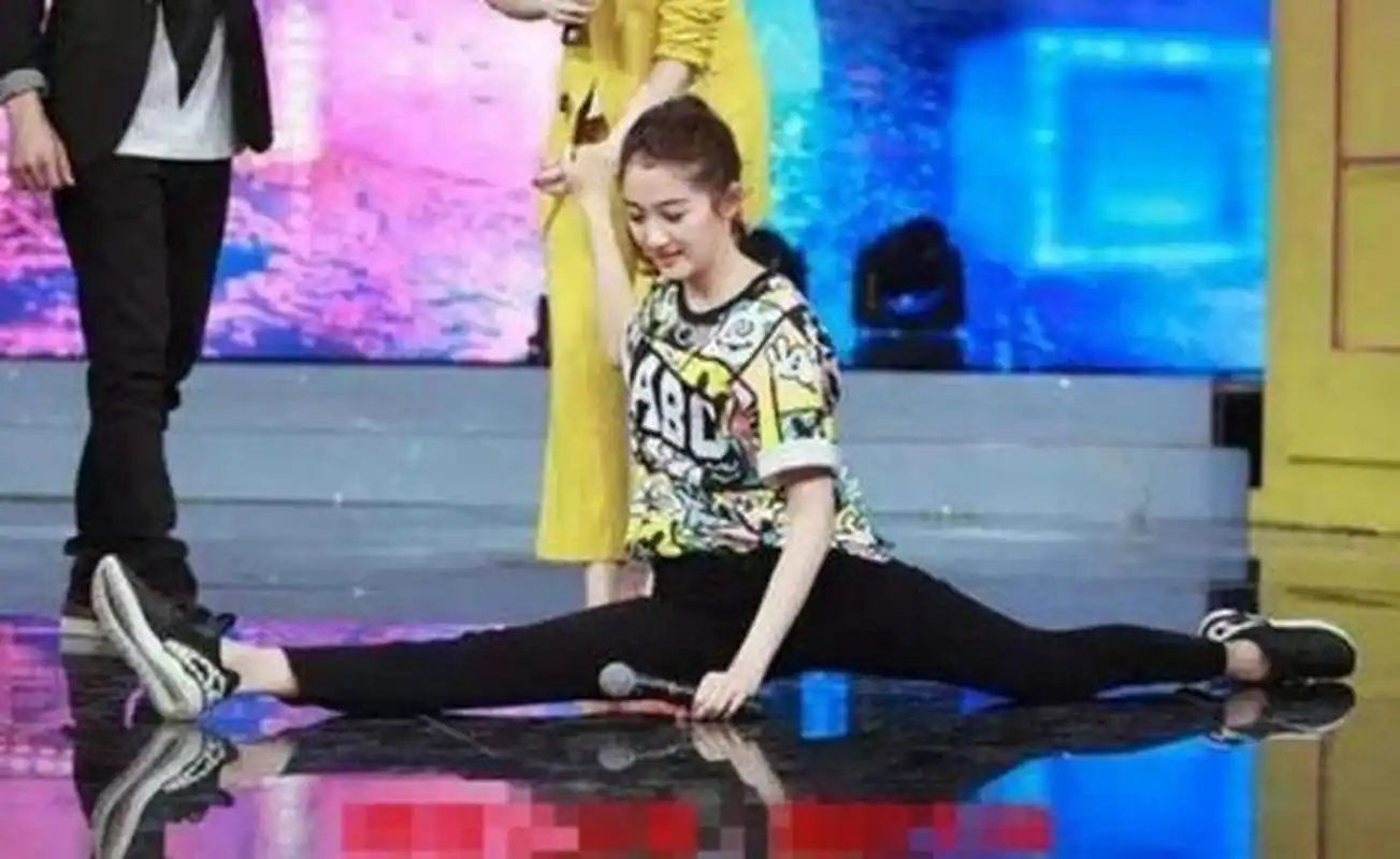 关晓彤的一字马,她在综艺节目里面比较有综艺感的一个人,带给我们不少