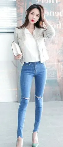 牛仔裤塑造出修身显瘦的身材,打造出完美女性!