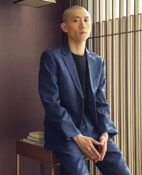 张一山的光头火了一身西装配光头满满的霸气感