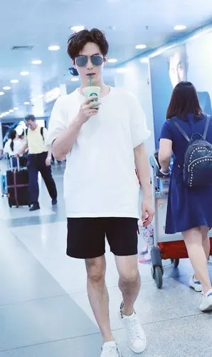 茅子俊清爽帅气机场照图片