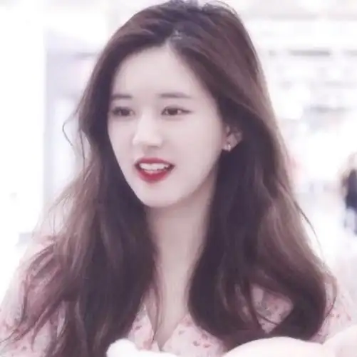 赵露思头像by温岐