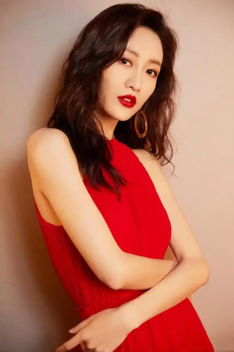 王鸥今日份的惊艳,红色裙装搭配金色耳环,美得不可方物.