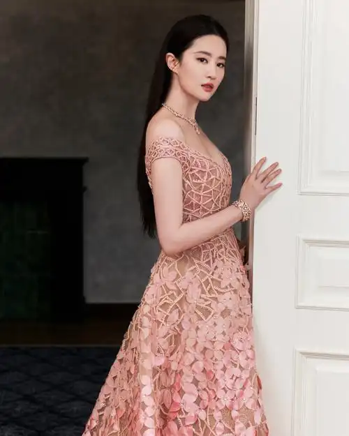 刘亦菲深v浮雕礼服##刘亦菲贴头皮黑长直