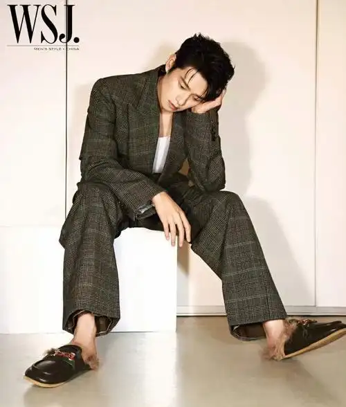 魏大勋双排扣大衣封面##魏大勋wsj十月刊封面