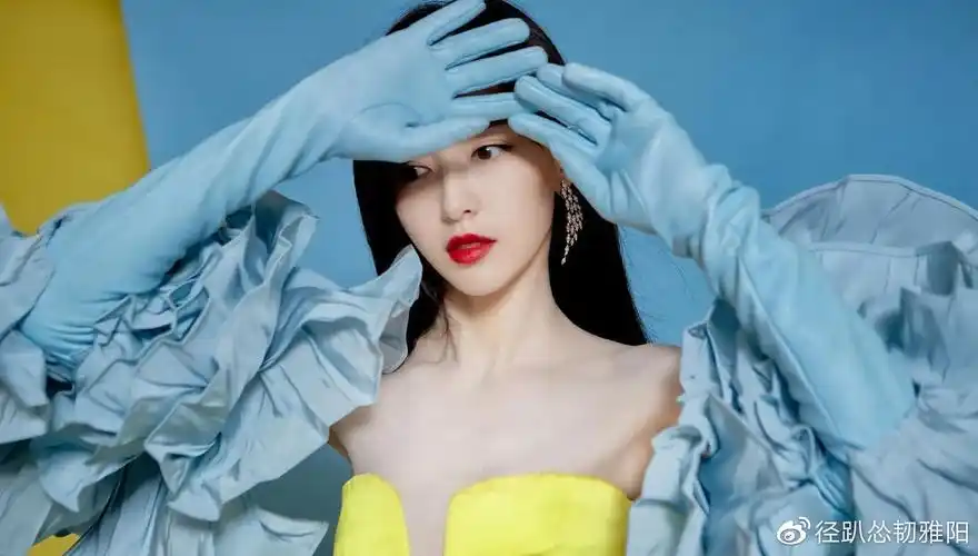 唐嫣绣球花手套如骄阳般的明亮柠檬黄与天空蓝的碰撞流光溢彩