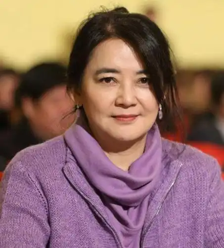 56岁昔日台湾玉女胡慧中近照 皮肤松弛身形发福