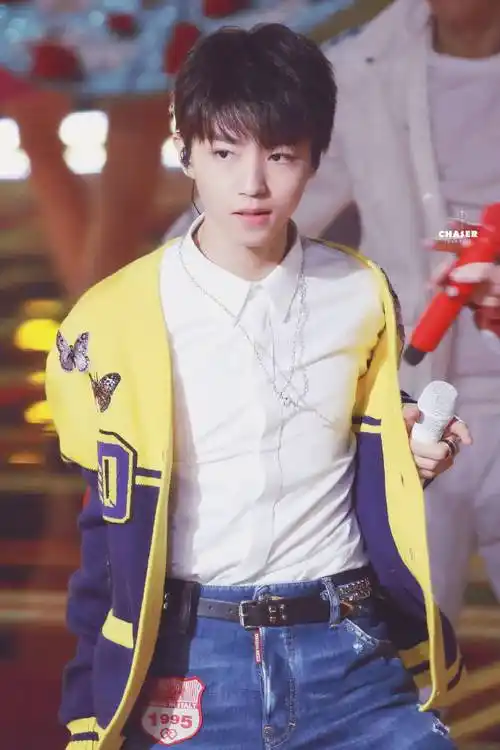 你的影子能够将黑暗变得明亮  晚安,小凯  @tfboys-王俊凯  cr