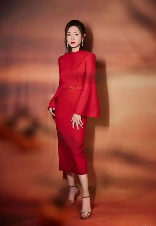 相比白色的清纯,大红色美的惊艳夺目,特别是对于万茜这样一个自带气场