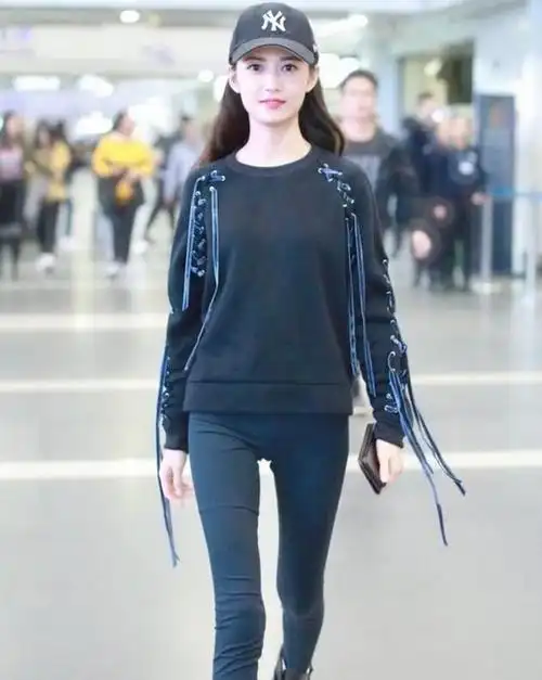 没想到身材这么好的陈钰琪,在穿起全身黑色的服装后,也是完美的呈现