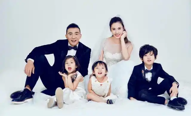 结婚纪念日,刘畊宏在庆生的同时,也没有忘记给同一天过生日的张艺兴送