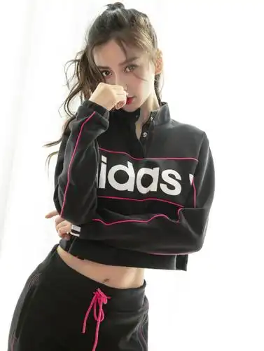 杨颖穿露脐装露面,高抬手秀出肚子,真爱粉看完都懵了