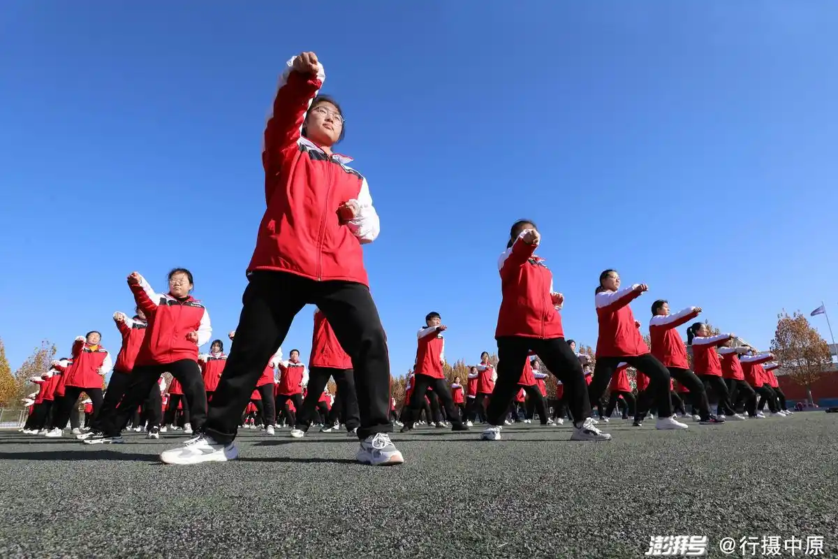 11月23日,河南省焦作市温县一中学生在体育课上打太极拳.
