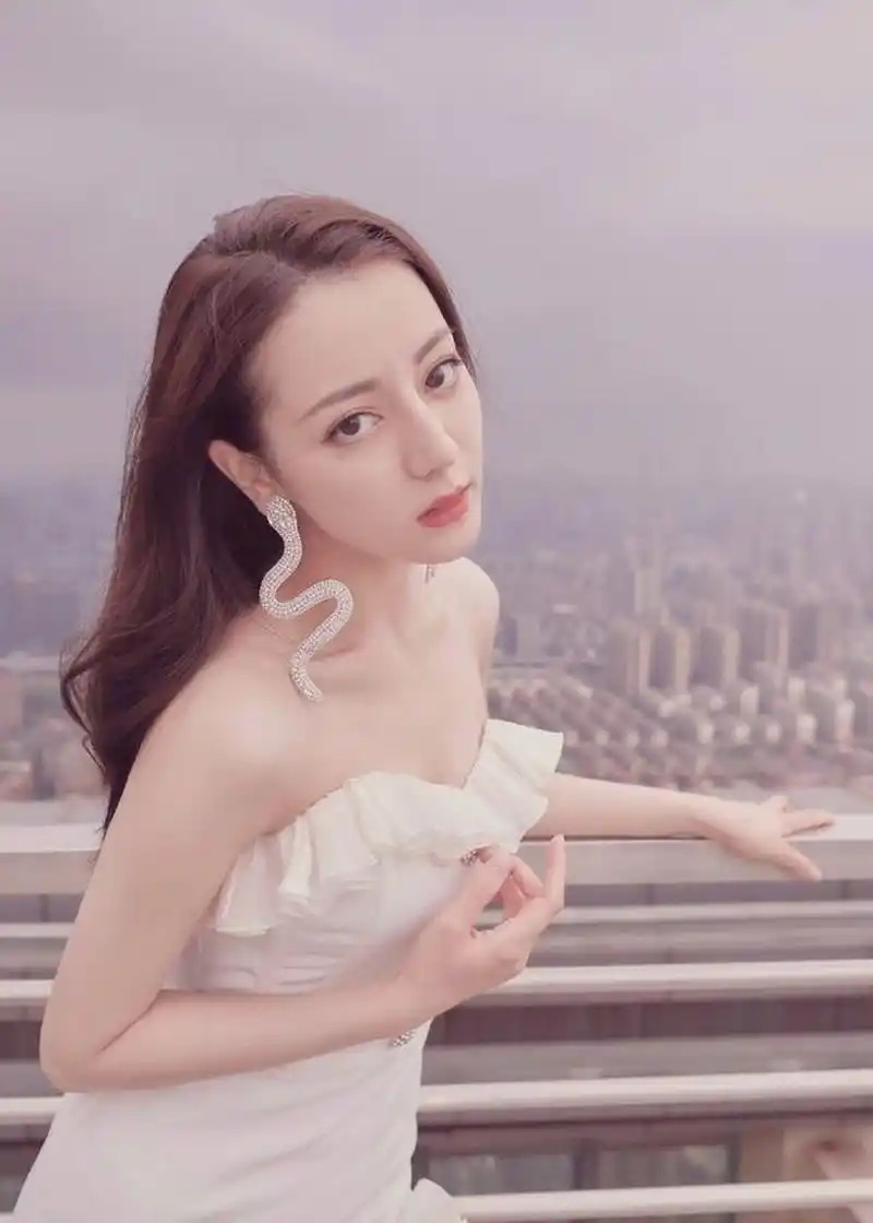 迪丽热巴,一个美丽,迷人的女孩,出生于新疆维吾尔自治区乌鲁木齐市.