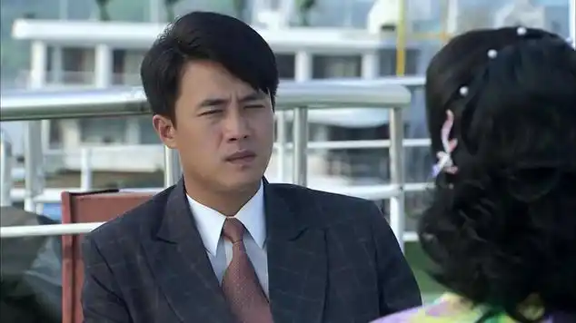 大汉口:两人临分手前,怎料小伙竟陪前妻逛街,两人有说有笑|历史片