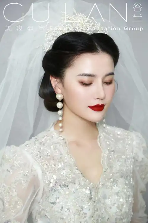 谷兰美妆教育频道的化妆造型作品《公主盘发新娘造型》
