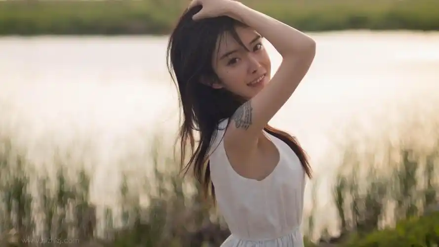 清新漂亮纹身女生酷到渣的图片-美女壁纸 - 壁纸之家