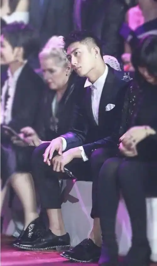 又一行走的荷尔蒙,快来感受一下黄景瑜苏到爆炸的强大气场吧