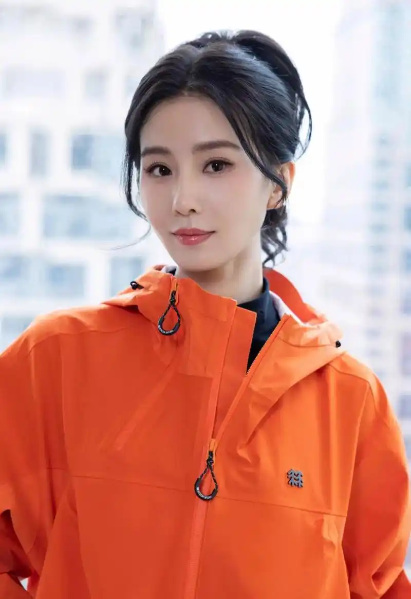 颅顶高的扎马尾和盘丸子头都好看. 像刘诗诗,刘亦菲,倪妮这种.