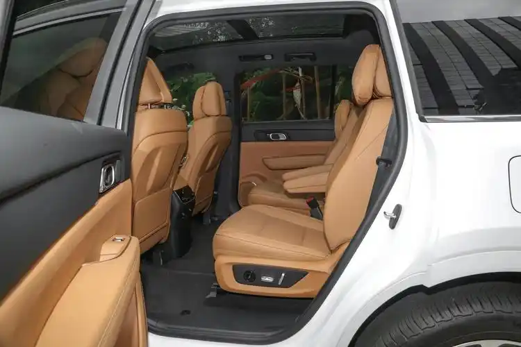 理想one,座椅布局2 2 2,售34.98万元,驾乘空间宽敞