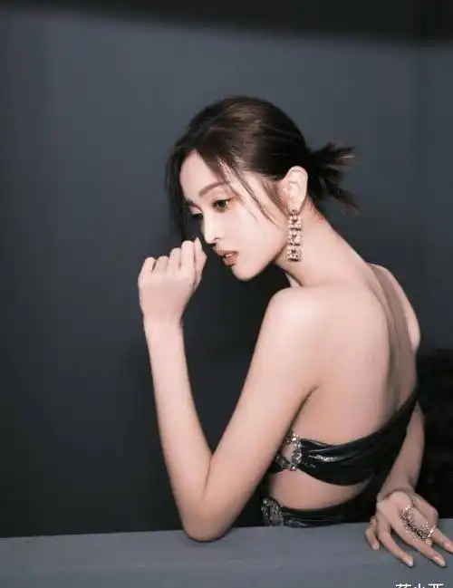 佟丽娅分手后时尚更大了!